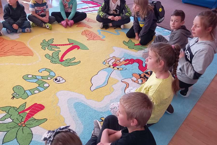 Wizyta drugiej klasy w grupie Krasnoludków