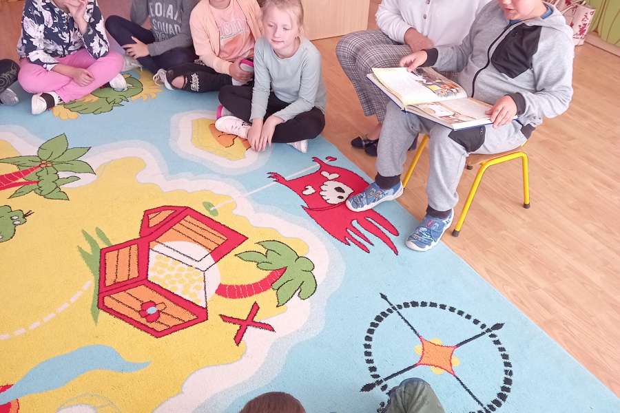 Wizyta drugiej klasy w grupie Krasnoludków