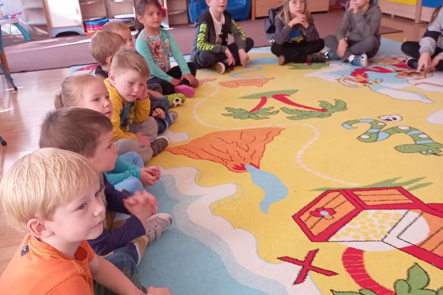 Wizyta drugiej klasy w grupie Krasnoludków