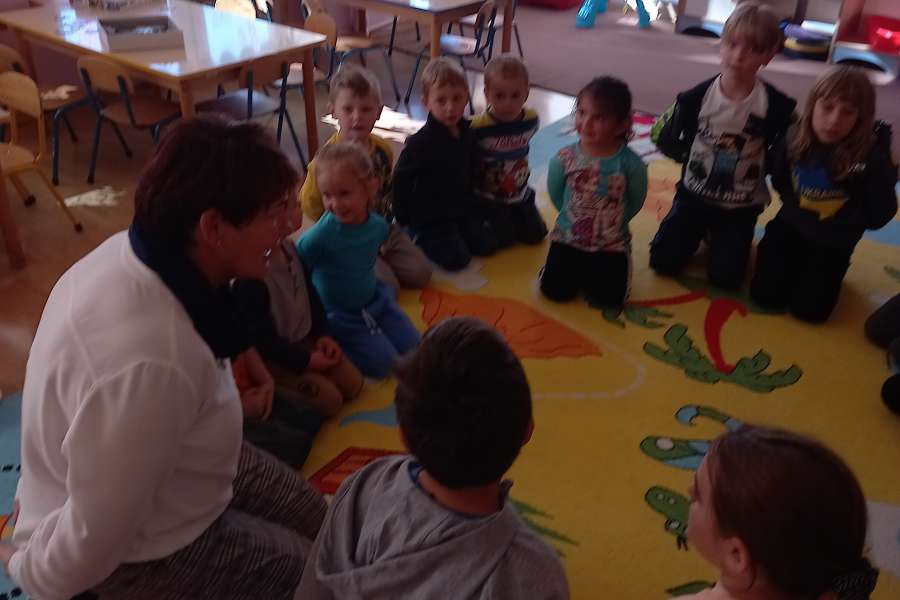 Wizyta drugiej klasy w grupie Krasnoludków