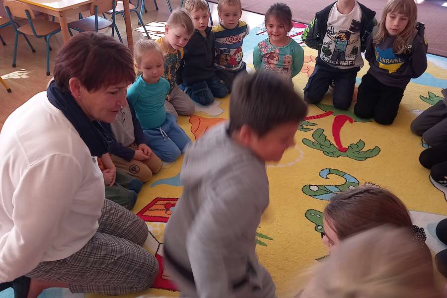 Wizyta drugiej klasy w grupie Krasnoludków