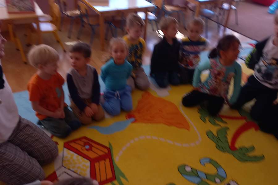 Wizyta drugiej klasy w grupie Krasnoludków