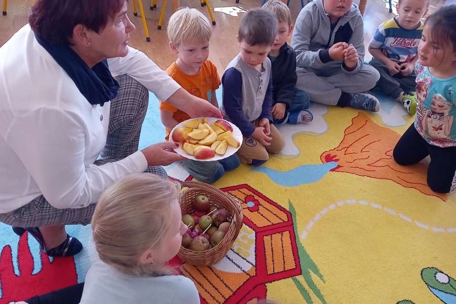 Wizyta drugiej klasy w grupie Krasnoludków