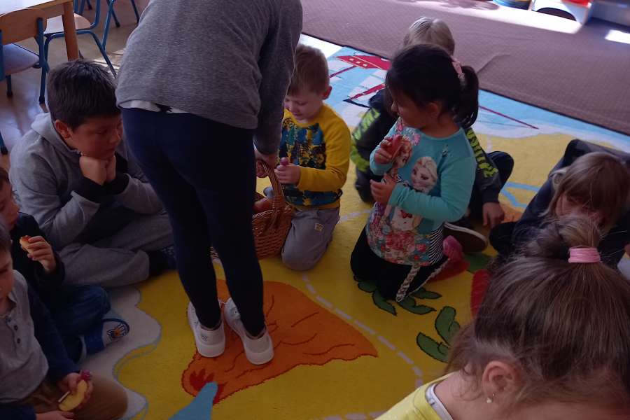 Wizyta drugiej klasy w grupie Krasnoludków