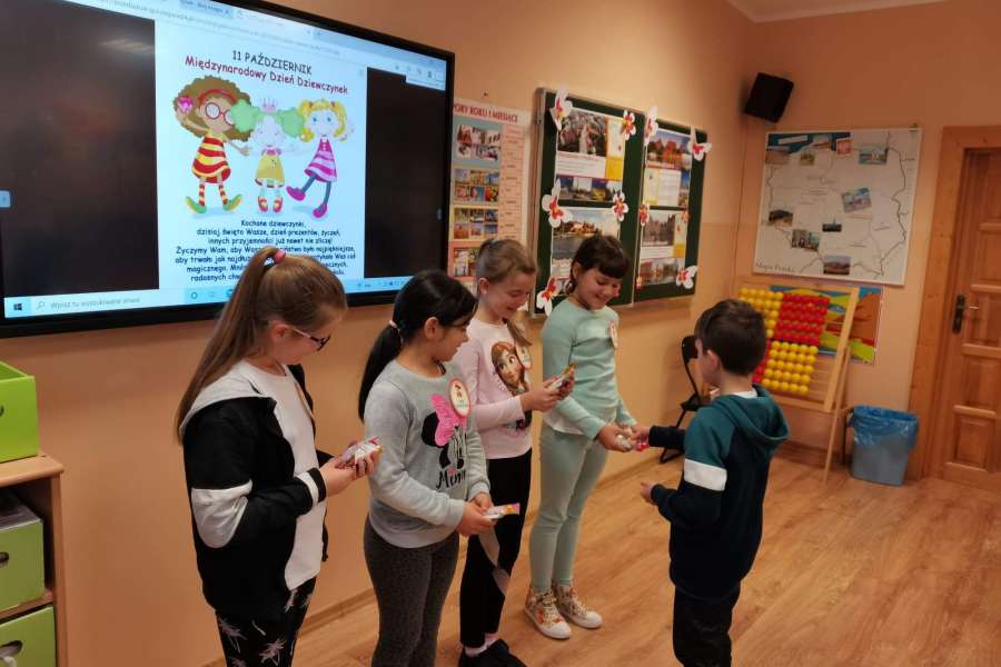 MIĘDZYNARODOWY  DZIEŃ DZIEWCZYNEK W KLASACH 1-3