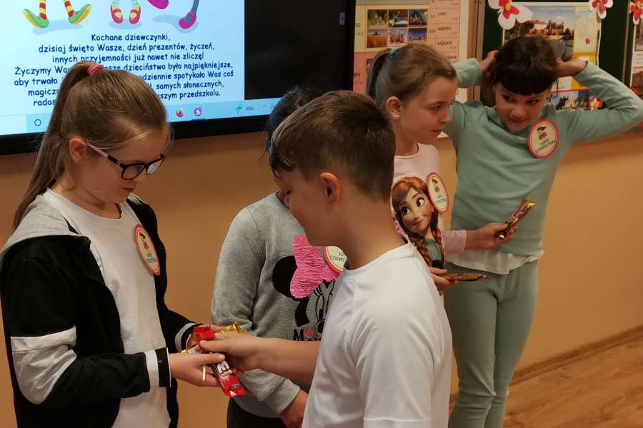 MIĘDZYNARODOWY  DZIEŃ DZIEWCZYNEK W KLASACH 1-3