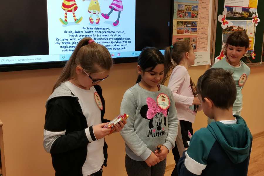 MIĘDZYNARODOWY  DZIEŃ DZIEWCZYNEK W KLASACH 1-3