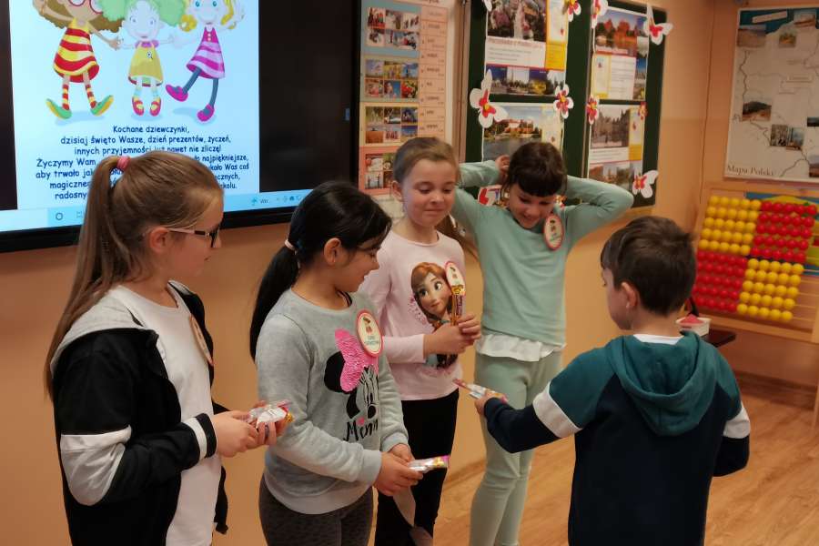 MIĘDZYNARODOWY  DZIEŃ DZIEWCZYNEK W KLASACH 1-3