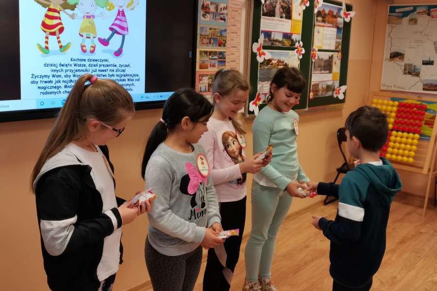 MIĘDZYNARODOWY  DZIEŃ DZIEWCZYNEK W KLASACH 1-3