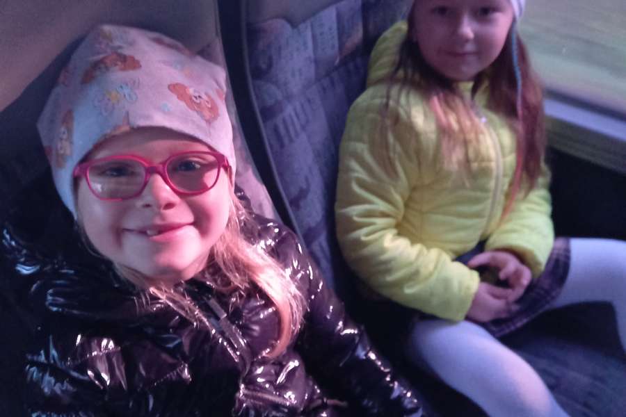 Wyjazd do kina na spektakl teatralny pt. Dorotka po drugiej stronie tęczy