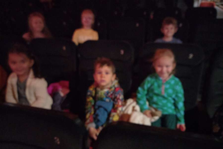 Wyjazd do kina na spektakl teatralny pt. Dorotka po drugiej stronie tęczy