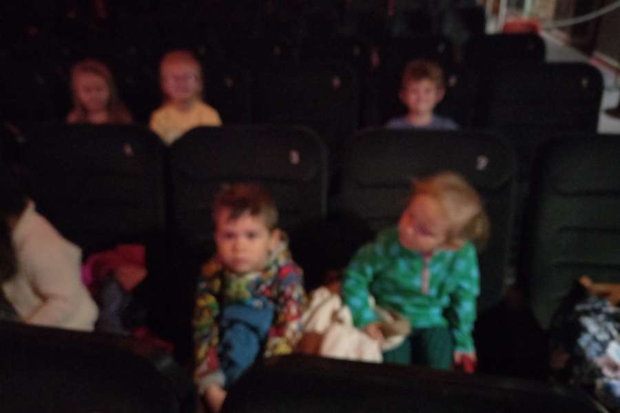 Wyjazd do kina na spektakl teatralny pt. Dorotka po drugiej stronie tęczy