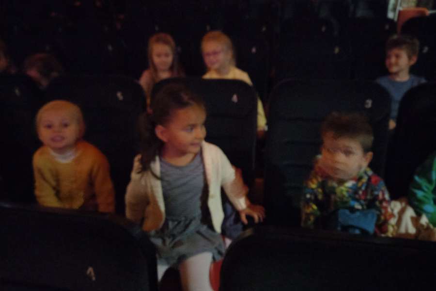 Wyjazd do kina na spektakl teatralny pt. Dorotka po drugiej stronie tęczy