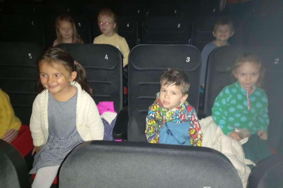 Wyjazd do kina na spektakl teatralny pt. Dorotka po drugiej stronie tęczy