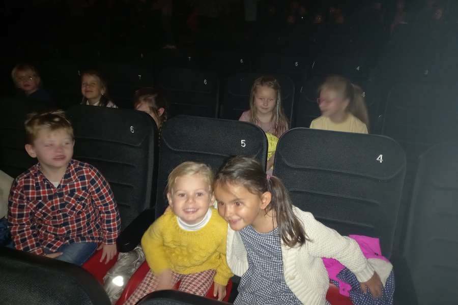 Wyjazd do kina na spektakl teatralny pt. Dorotka po drugiej stronie tęczy