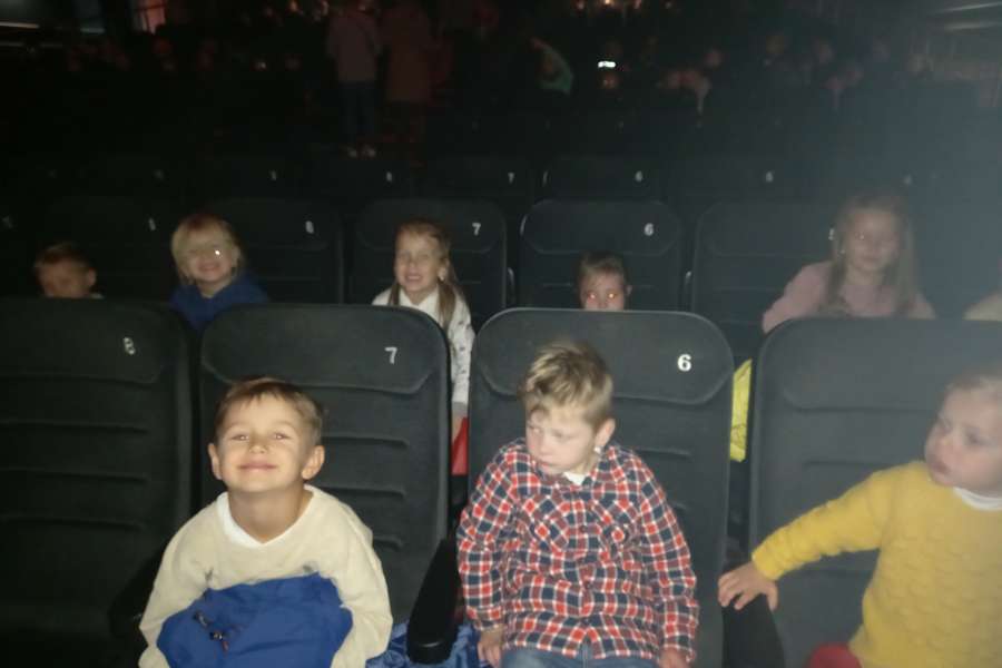 Wyjazd do kina na spektakl teatralny pt. Dorotka po drugiej stronie tęczy