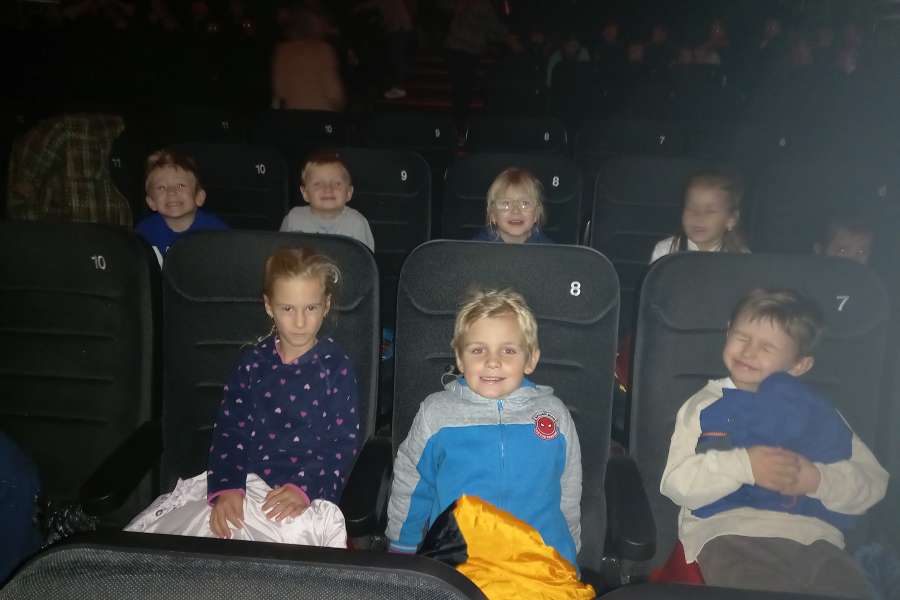 Wyjazd do kina na spektakl teatralny pt. Dorotka po drugiej stronie tęczy