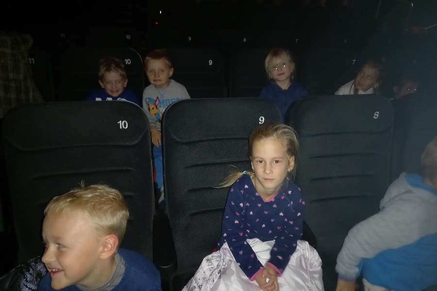 Wyjazd do kina na spektakl teatralny pt. Dorotka po drugiej stronie tęczy