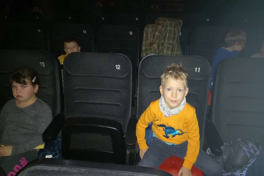 Wyjazd do kina na spektakl teatralny pt. Dorotka po drugiej stronie tęczy