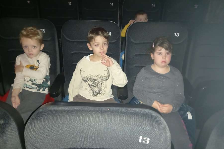 Wyjazd do kina na spektakl teatralny pt. Dorotka po drugiej stronie tęczy