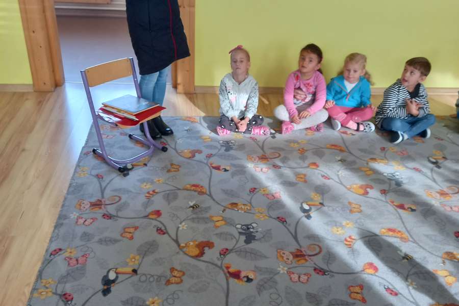 Wizyta Pani Bożenki z biblioteki szkolnej w oddziale przedszkolnym w ramach projektu Głośnego czytania