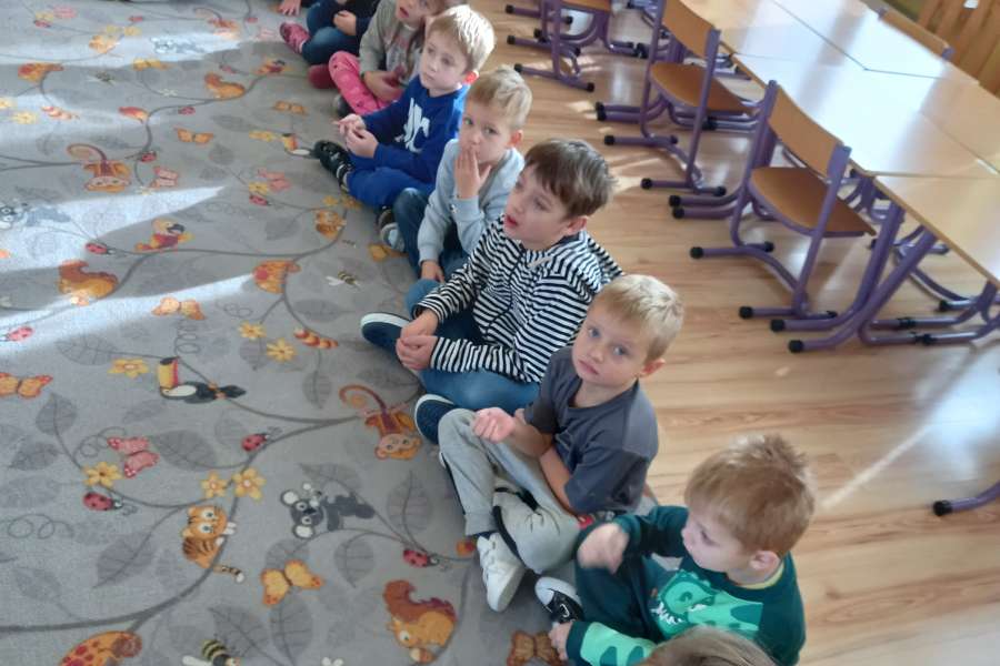 Wizyta Pani Bożenki z biblioteki szkolnej w oddziale przedszkolnym w ramach projektu Głośnego czytania