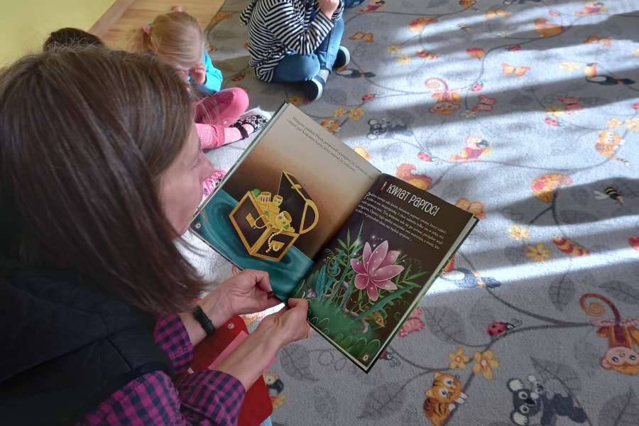 Wizyta Pani Bożenki z biblioteki szkolnej w oddziale przedszkolnym w ramach projektu Głośnego czytania