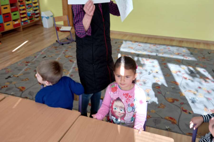 Wizyta Pani Bożenki z biblioteki szkolnej w oddziale przedszkolnym w ramach projektu Głośnego czytania