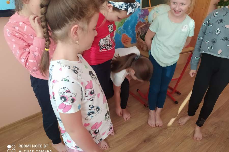 DZIEŃ BEZ SKARPETEK2223