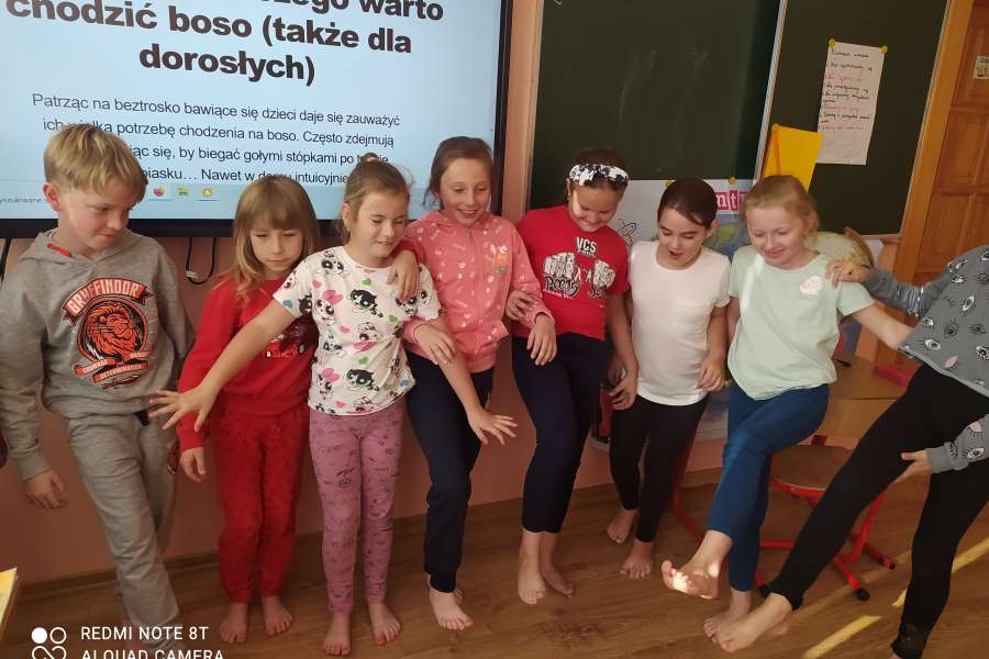 DZIEŃ BEZ SKARPETEK2223