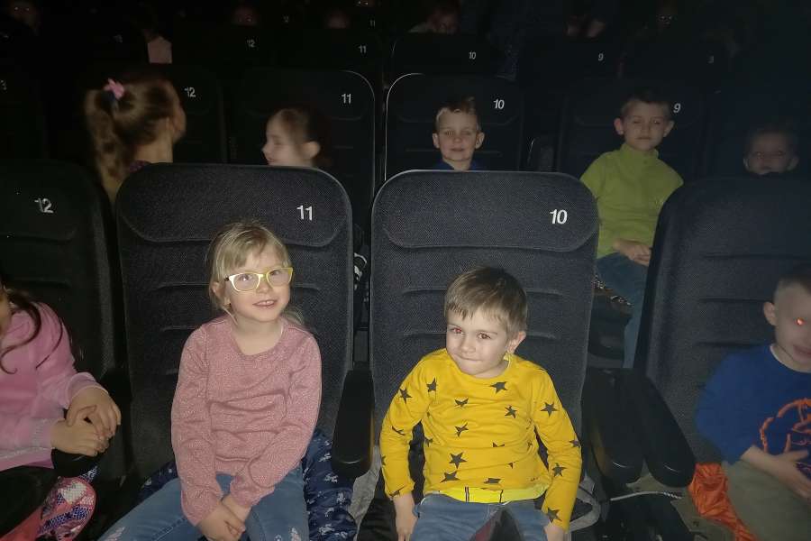 Wyjazd do kina na spektakl teatralny pt. " Plastusiowy pamietnik".