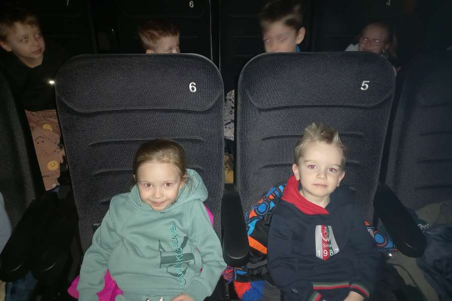 Wyjazd do kina na spektakl teatralny pt. " Plastusiowy pamietnik".