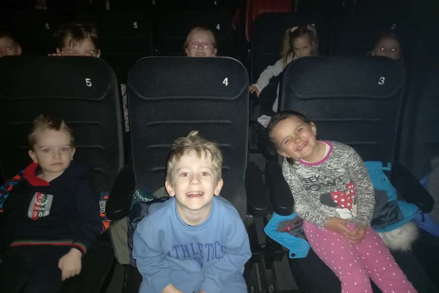 Wyjazd do kina na spektakl teatralny pt. " Plastusiowy pamietnik".