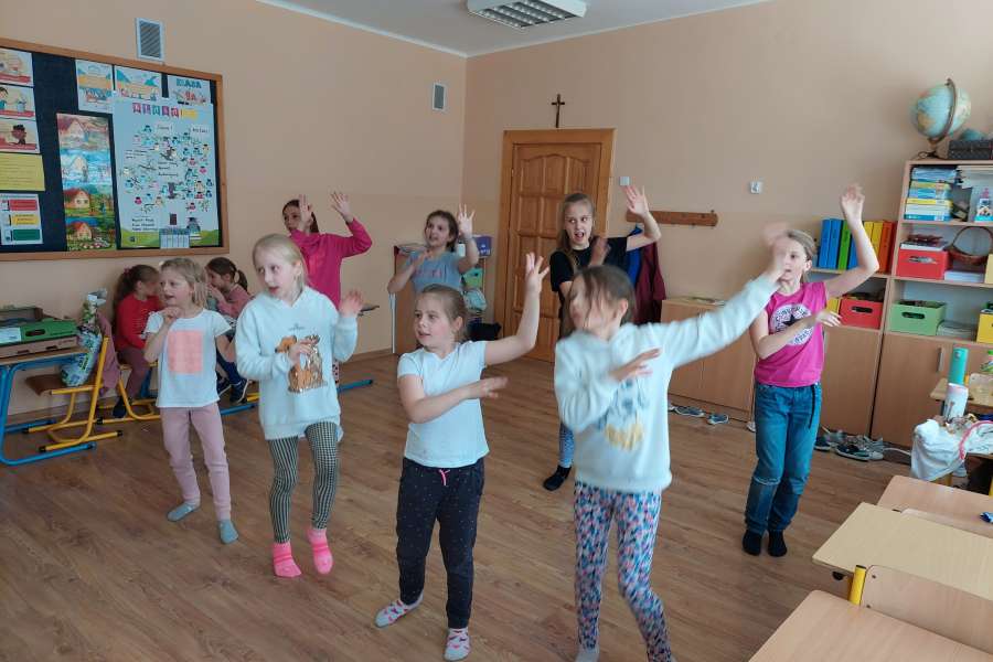 ZAJĘCIA MUZYCZNO -TANECZNYCH