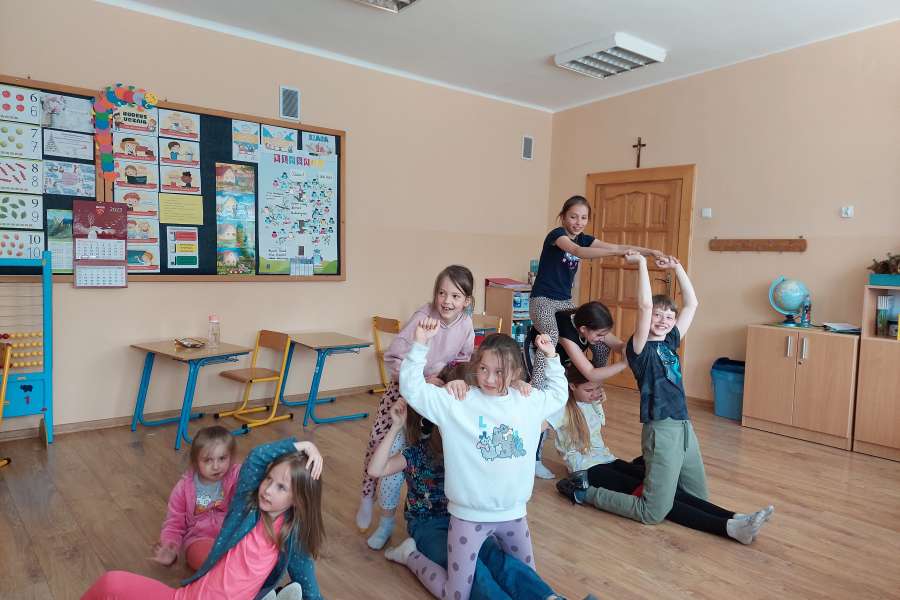 ZAJĘCIA MUZYCZNO -TANECZNYCH