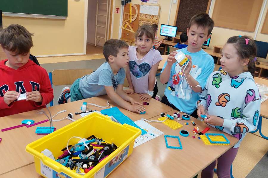 2223-ZAJĘCIA ROZWIJAJĄCE KREATYWNOŚC W KLASIE 1 i 2  Lab przyszłości