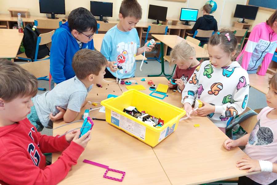 2223-ZAJĘCIA ROZWIJAJĄCE KREATYWNOŚC W KLASIE 1 i 2  Lab przyszłości