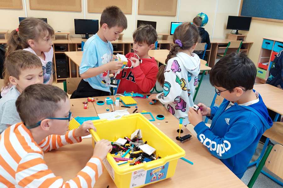 2223-ZAJĘCIA ROZWIJAJĄCE KREATYWNOŚC W KLASIE 1 i 2  Lab przyszłości