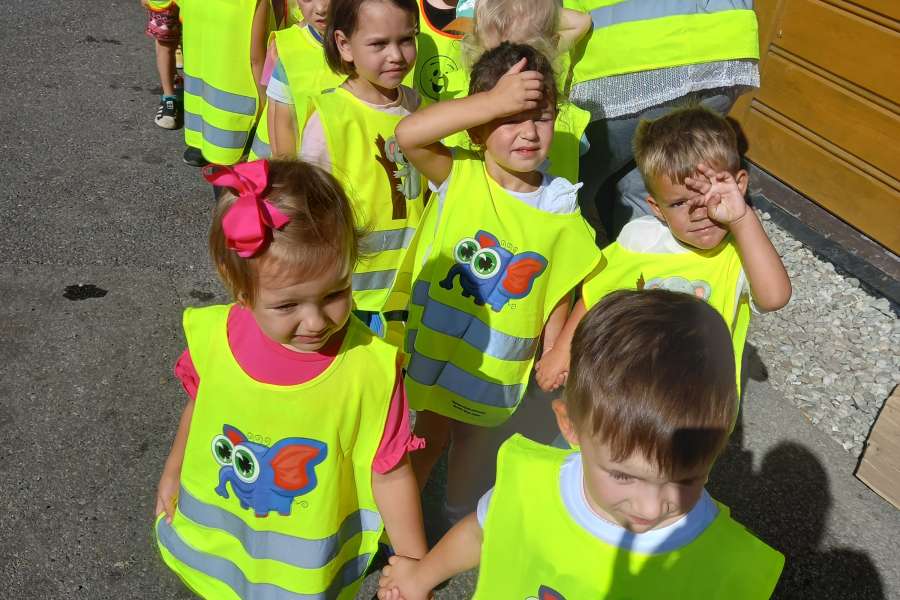 WYJŚCIE NA PRZEJŚCIE DLA PIESZYCH2324