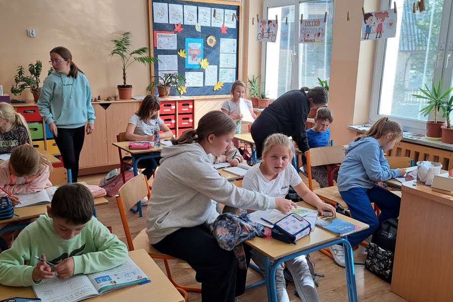 Z pomocą młodszym kolegom