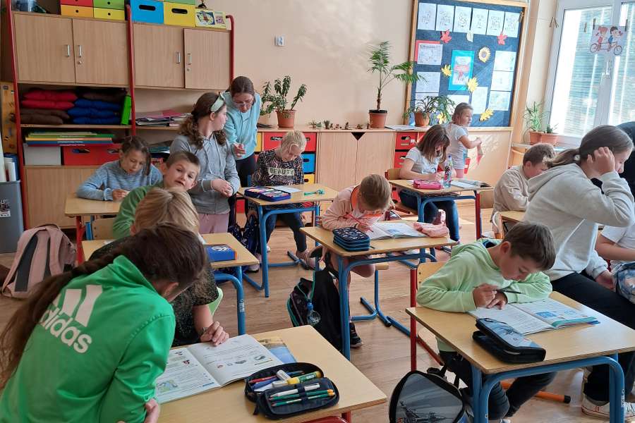 Z pomocą młodszym kolegom