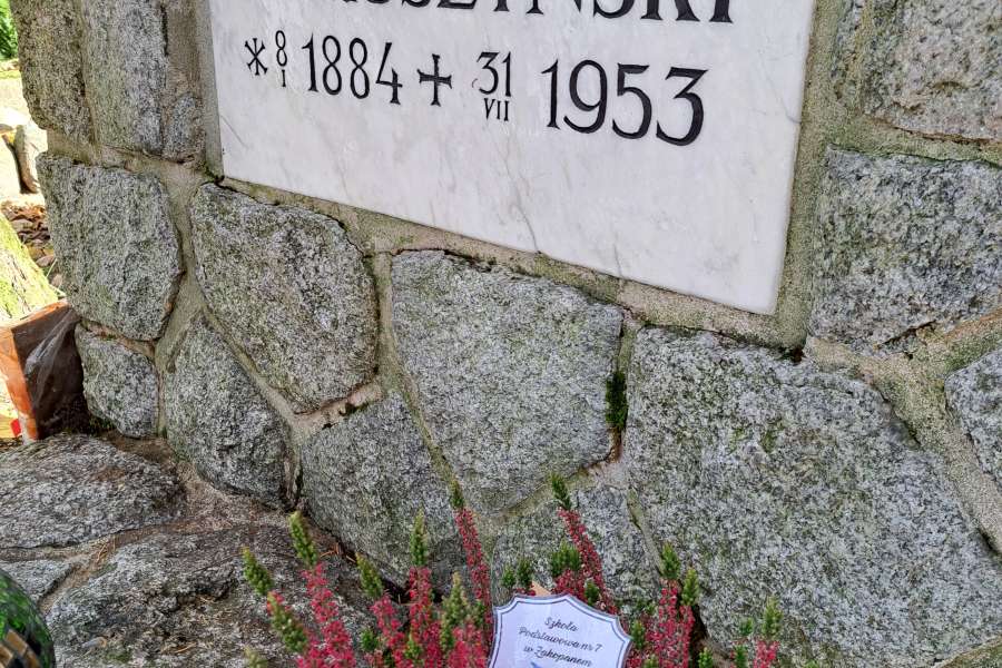 Z wizytą na grobie Kornela Makuszyńskiego2324a