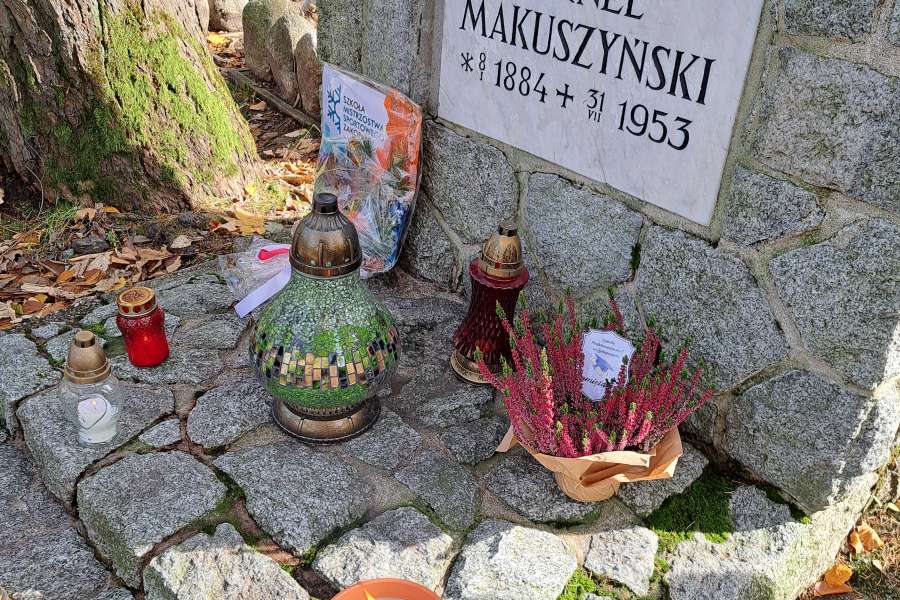 Z wizytą na grobie Kornela Makuszyńskiego2324a