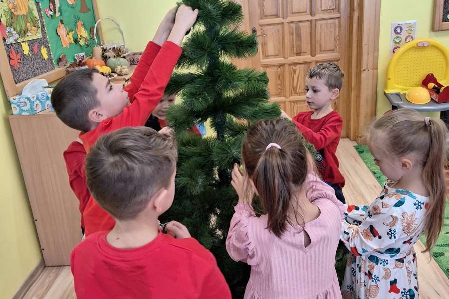 Przygotowania do świąt Bożego Narodzenia w zerówce.2324a