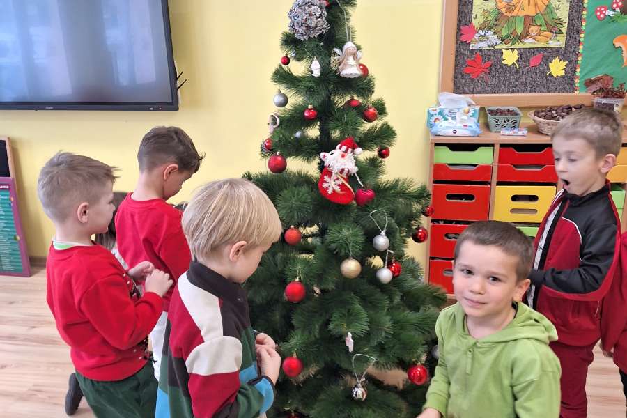 Przygotowania do świąt Bożego Narodzenia w zerówce.2324a