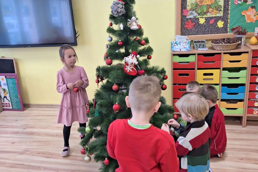 Przygotowania do świąt Bożego Narodzenia w zerówce.2324a