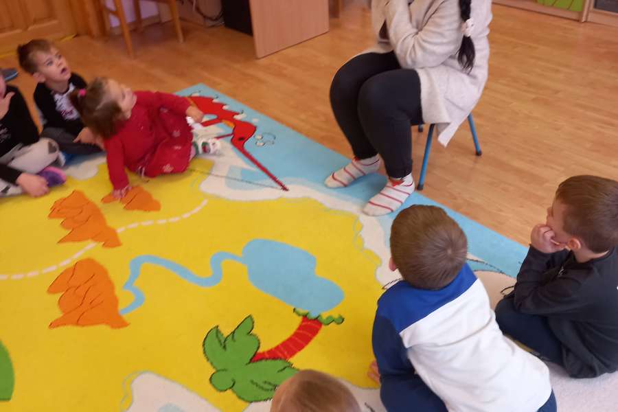 CZYTANIE BAJKI W RAMACH PROJEKTU " MAŁY MIŚ W ŚWIECIE WIELKIEJ LITERATURY"