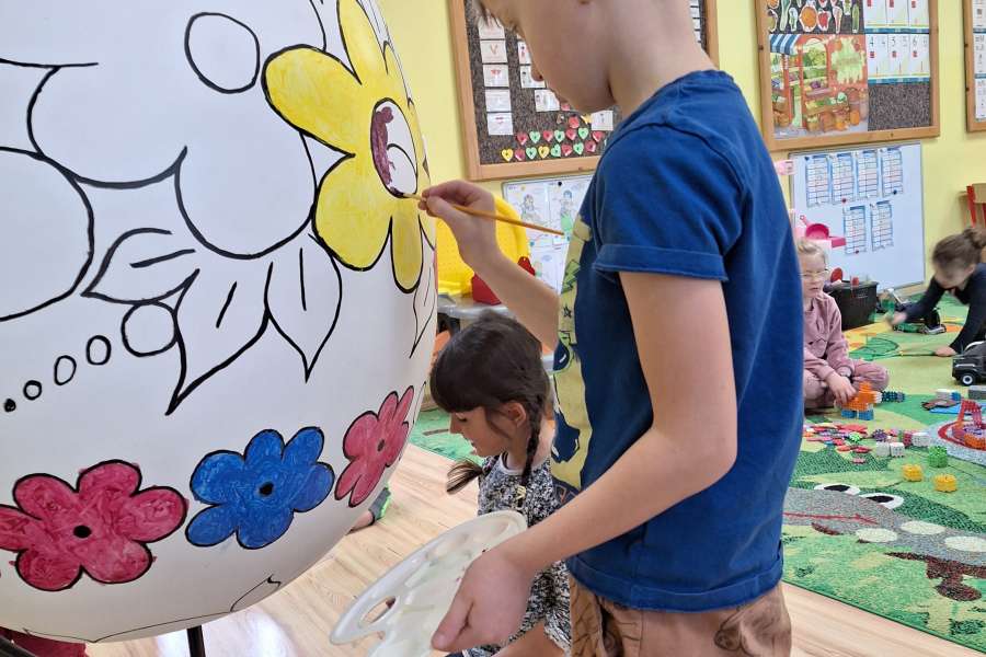 Malowanie pisanek w przedszkolu2324a