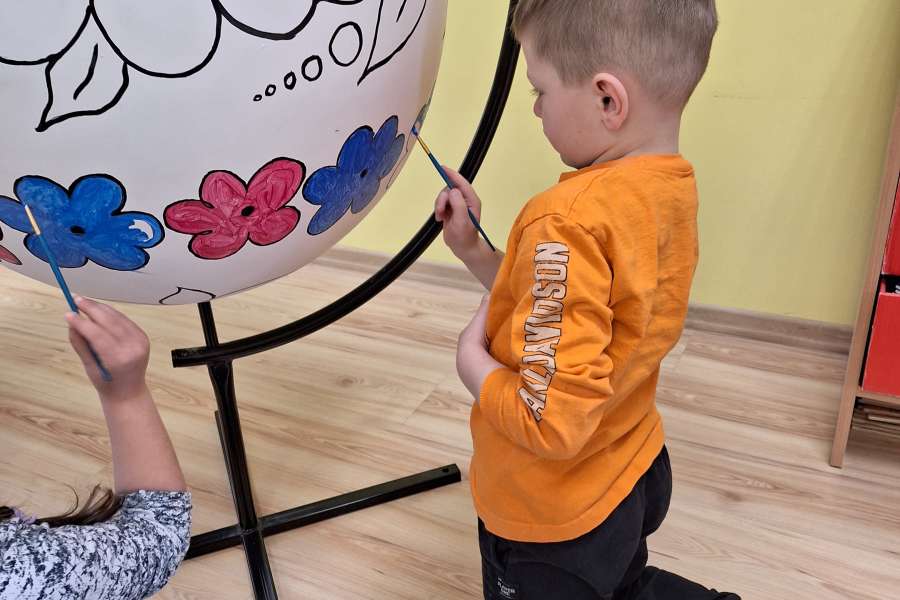 Malowanie pisanek w przedszkolu2324a