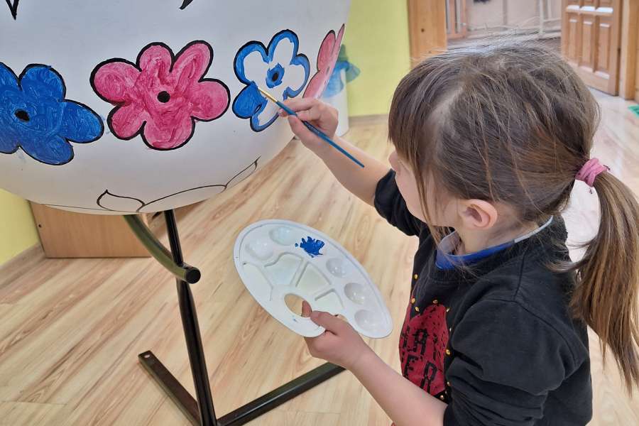 Malowanie pisanek w przedszkolu2324a